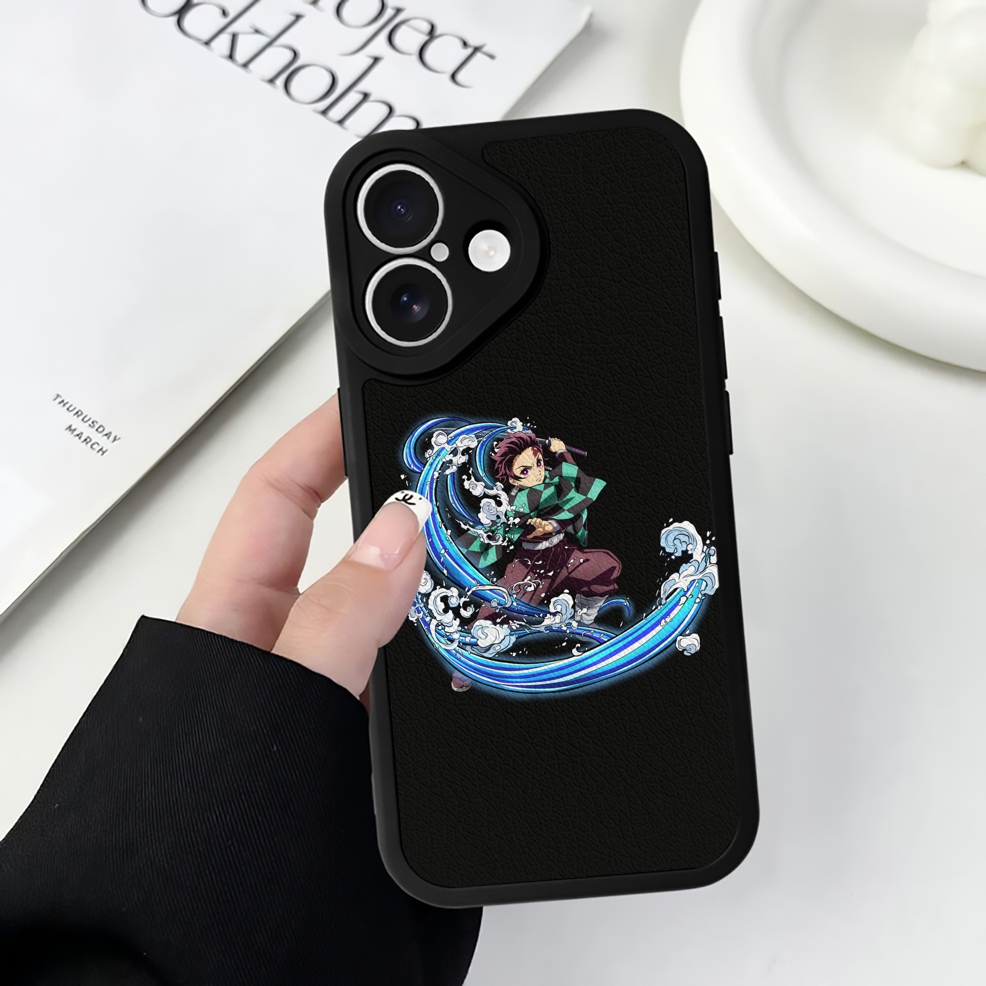 （画像用） 鬼滅の刃 竈門 炭治郎／かまど たんじろう Kamado Tanjirou 【iPhone 16シリーズ対応】シリコンスマホケース（レザー調） 材質：シリコン